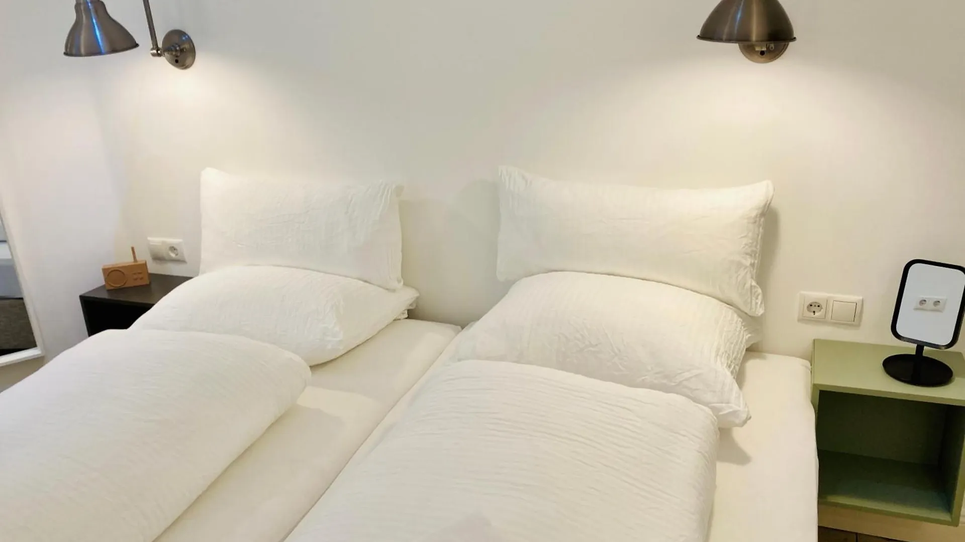 Serviced Room Im Herzen Berlin\'S contacts
